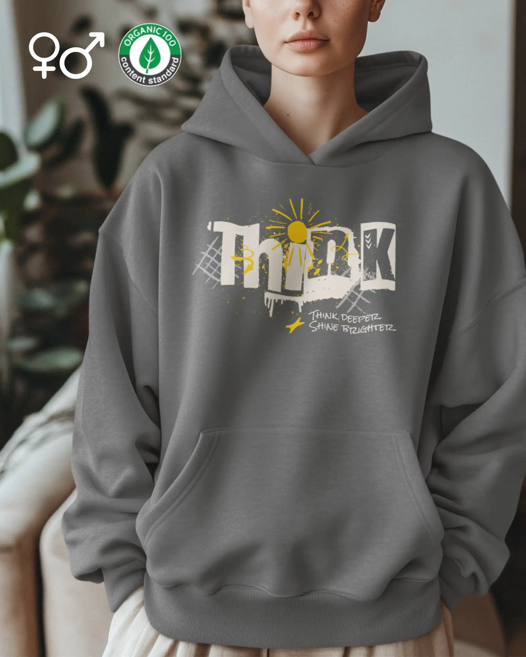 eine frau  trägt einen design-hoodie aus bio-baumwolle mit der Grafik think deeper - shine brighter.
