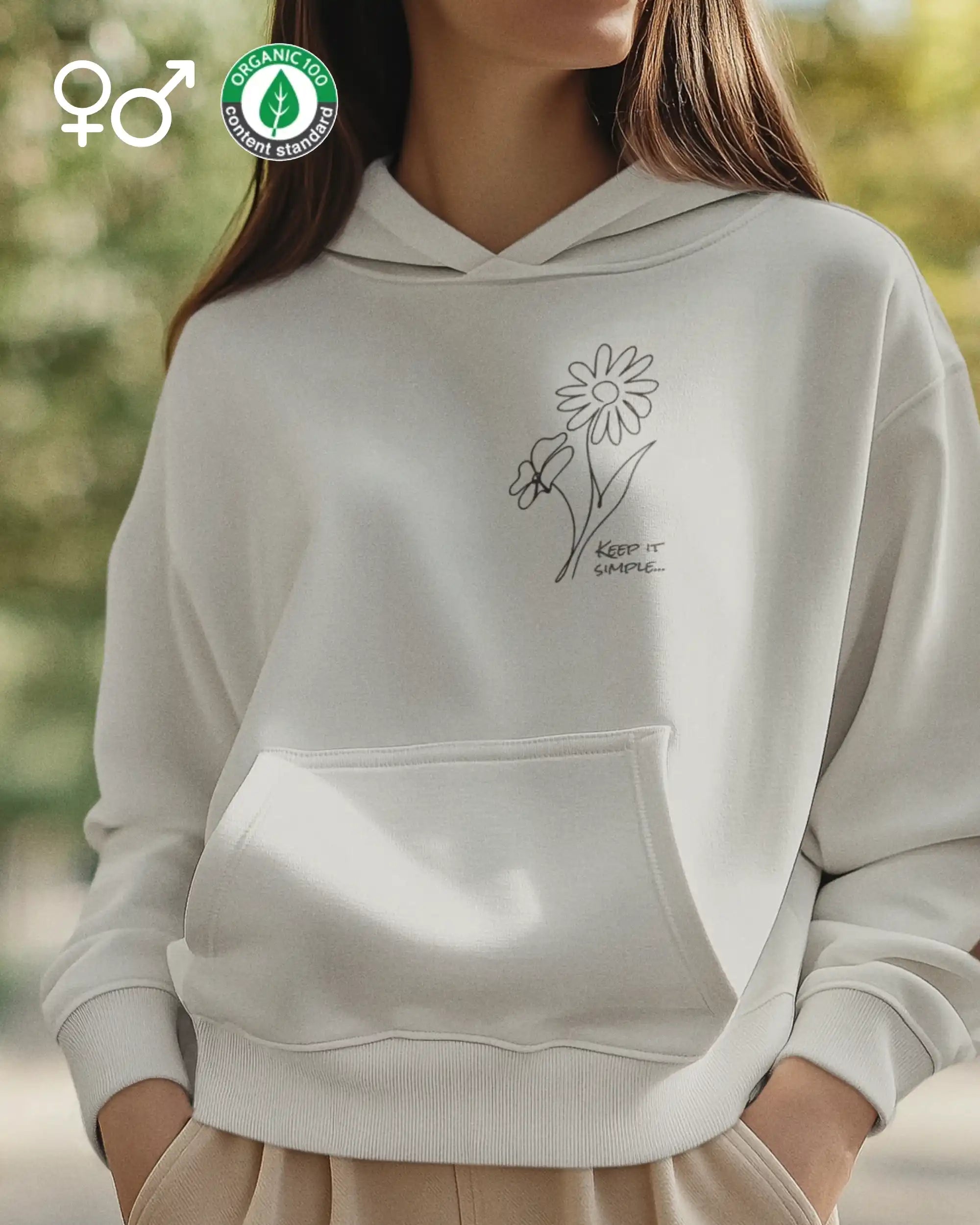 Eine Frau trägt einen unisex design-hoodie aus bio-baumwollen mit dem minimalistischen line-art motiv keep it simple.