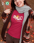 eine frau  trägt ein organic design-t-shirt mit tailliertem schnitt mit der Grafik think deeper - shine brighter.