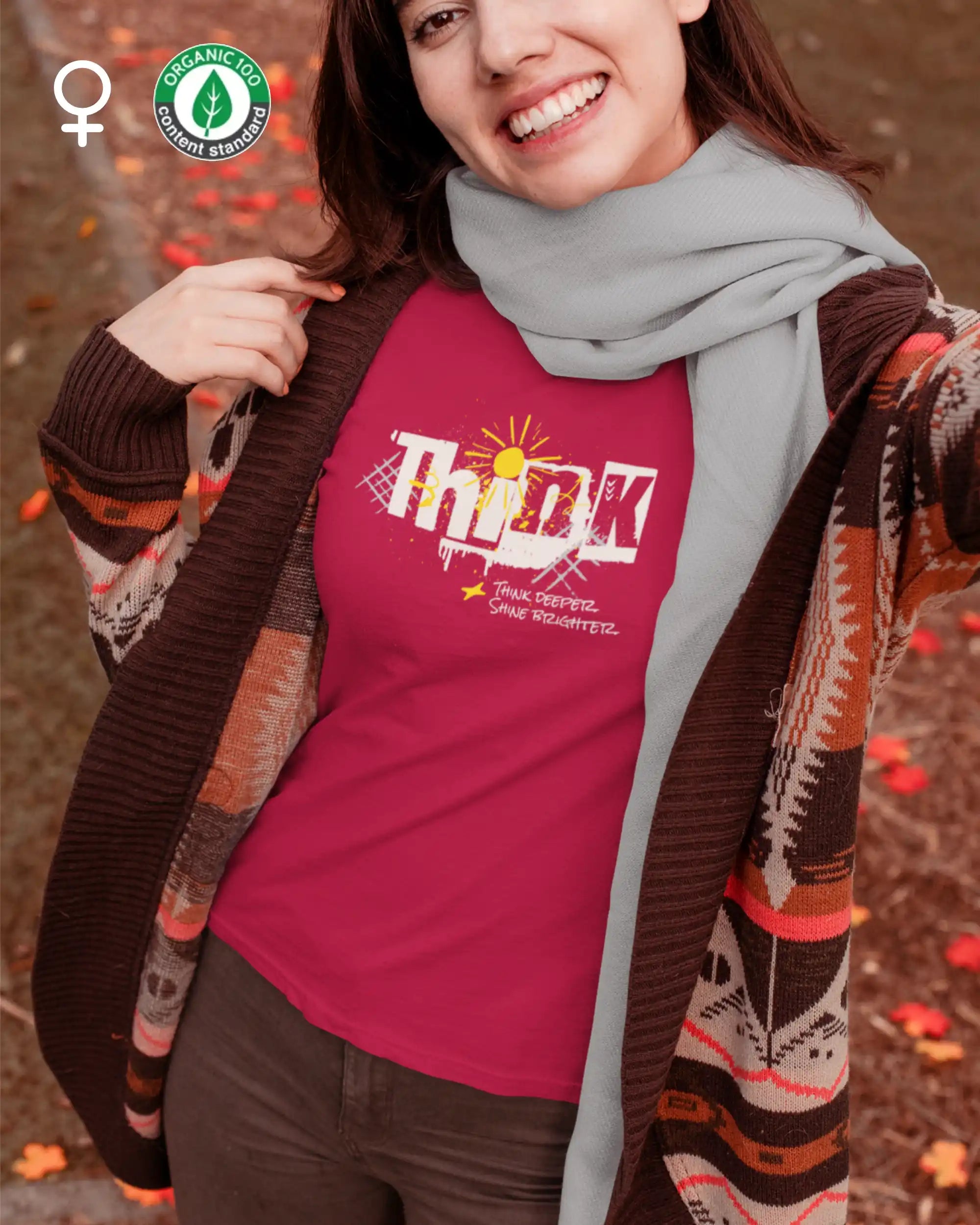 eine frau  trägt ein organic design-t-shirt mit tailliertem schnitt mit der Grafik think deeper - shine brighter.