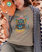 eine junge frau trägt ein feminines t-shirt aus bio-buamwolle mit dem dem design be proud be unique be you.