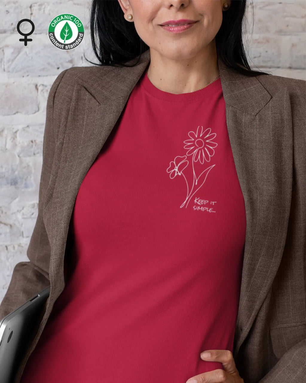 Eine Frau trägt ein feminines design-t-shirt aus bio-baumwollne mit dem minimalistischen line-art motiv keep it simple.