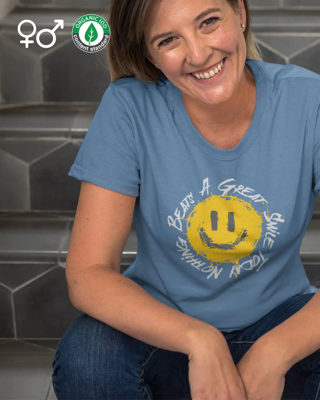 Eine lachende frau trägt ein unisex design-t-shirt aus bio-baumwollen mit einem fröhlichen smiley-motiv.