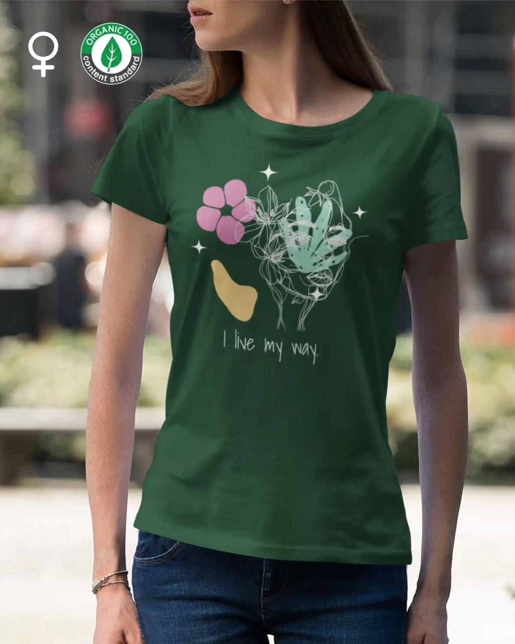 Das Bild zeigt  eine frau, die ein  feminines design-t-shirt aus bio-baumwolle  mit der Grafik i live my way trägt.