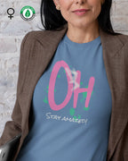 Das Bild zeigt eine frau, die ein feminines design-t-shirt aus bio-baumwolle mit der Grafik stay amazed trägt.