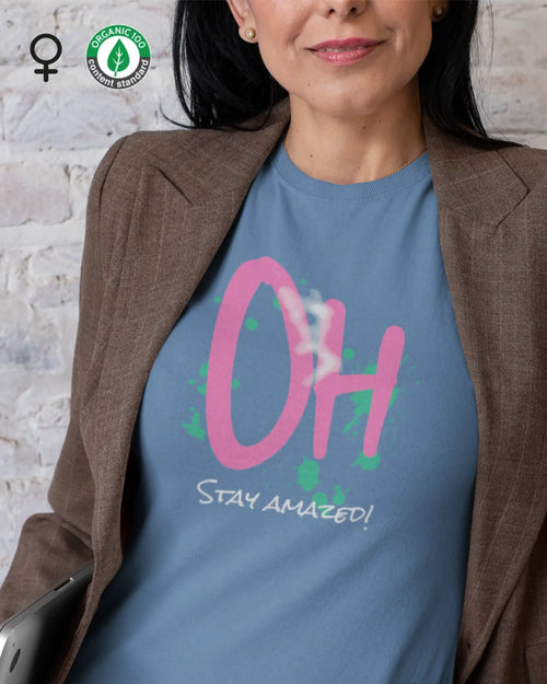 Das Bild zeigt eine frau, die ein feminines design-t-shirt aus bio-baumwolle mit der Grafik stay amazed trägt.