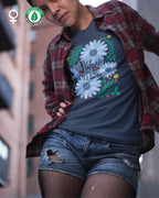 Eine Frau trägt ein feminines organic  Design-T-Shirt mit der Grafik wild and free.