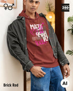 Das bild zeigt eine Person, die einen Design-Hoodie in der farbe brick red mit dem motiv "make it happen today" trägt.